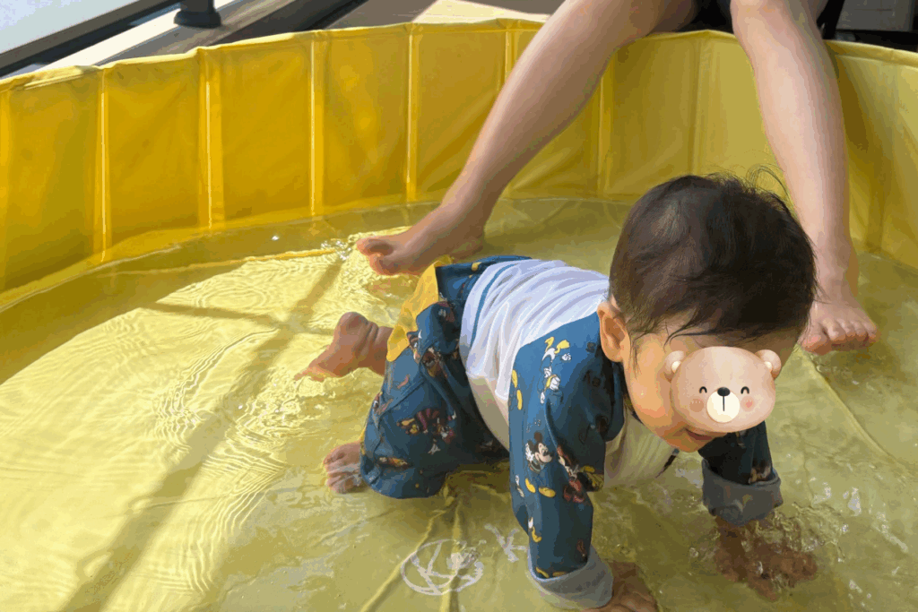 ベランダプールで遊ぶ息子の写真